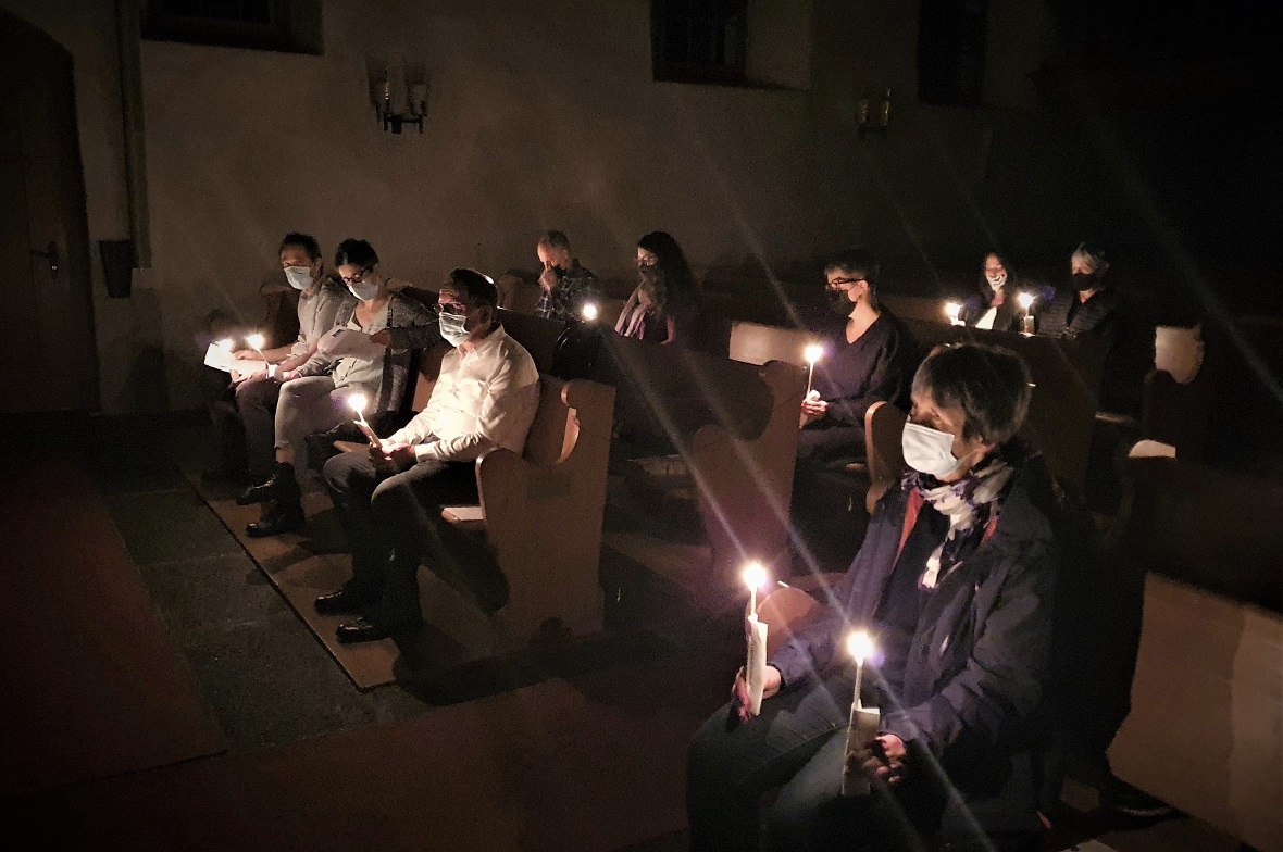 In der letzten Stunde der «Langen Nacht» in Wimmis wurde jeder zum «Lichtträger»...