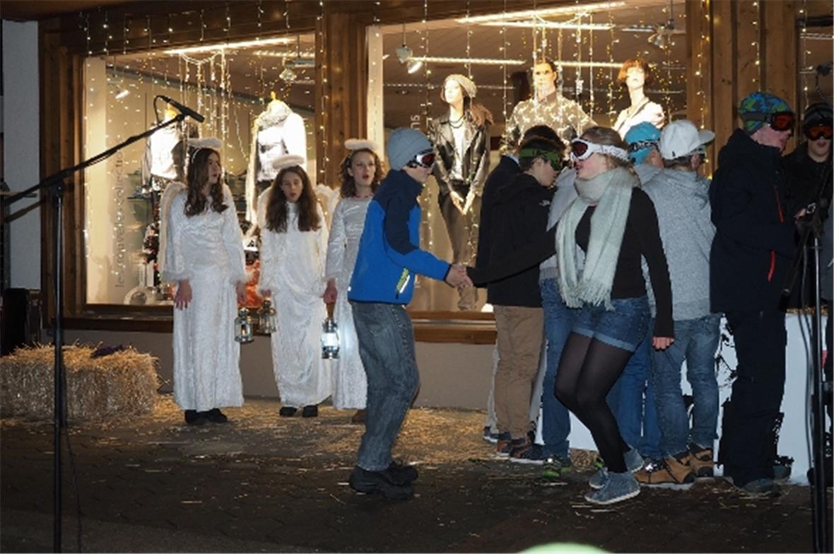 In der von den Schülerinnen und Schülern selbst geschriebenen Geschichte lernen Raphael und Jana sich auf einer «anonymen» Party (mit Skibrillen) kennen.