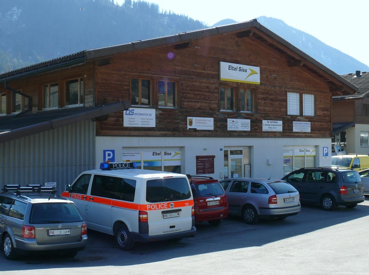 Einbruch-Serie im Simmental In diesem Gebäude wurde gleich bei drei Firmen eingebrochen und ein 300Kilogramm schwerer Aktentresor des Strassenverkehrsamts gestohlen.