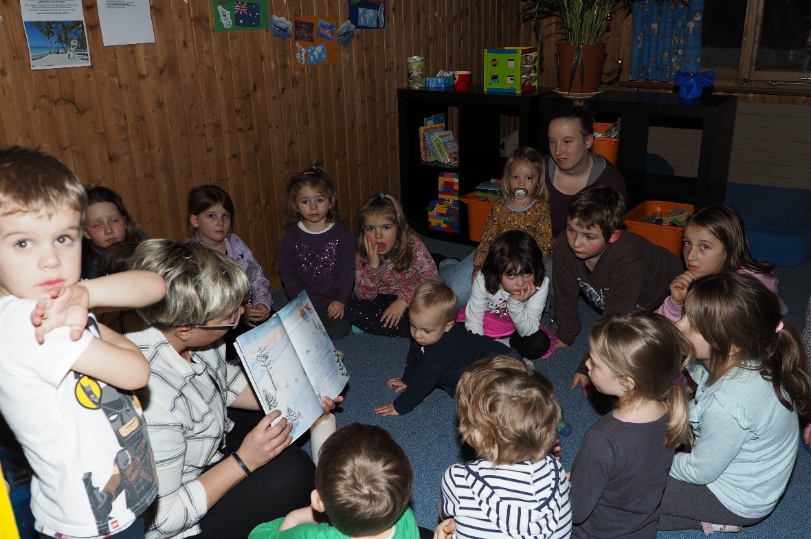 In gemütlicher Runde erzählte Regula Niederhauser den Kindern eine Weihnachtsgeschichte.