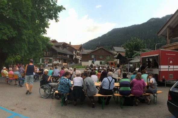 In geselliger Runde genossen die Gäste den seltenen warmen Sommerabend.