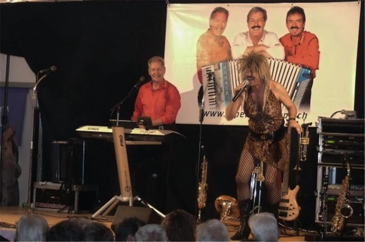 In verschiedenen Rollen und mit kurzen, humorvollen Einlagen unterhielten sie da...