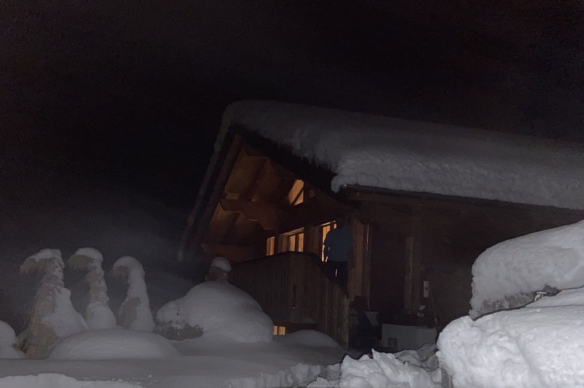 In zauberhafter Winterstimmung zeigte sich die Lenk am Montagabend.