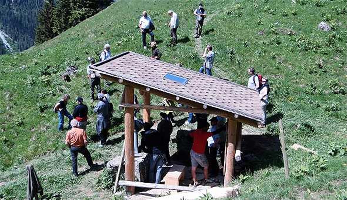 Informationen bei der Wildbeobachtungsstation am Grimmimutzweg über die Berg- und Wildtiere im Naturpark Diemtigtal.