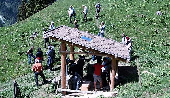 Informationen bei der Wildbeobachtungsstation am Grimmimutzweg über die Berg- und Wildtiere im Naturpark Diemtigtal.