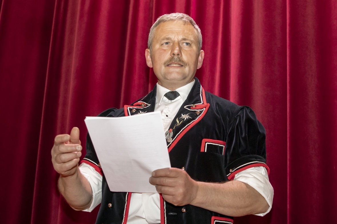 Informierte wie der Ablauf des Abends und des Theaters sei, Ueli Abplanalp Präsi...