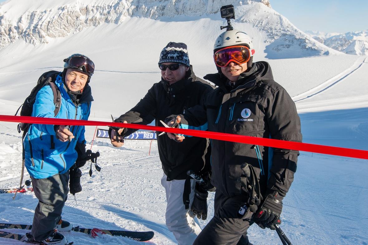 Ingenieur Walter Egger, Marcel Bach (VR-Präsident Glacier 3000) und Bernhard Tschannen (CEO Glacier 3000) eröffneten die neue Red Run Piste.
