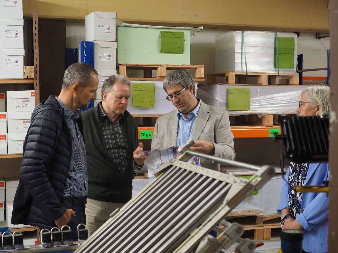 Inhaber Fabian Kopp erläutert den beiden Gemeindevertretern von St. Stephan, Pat...