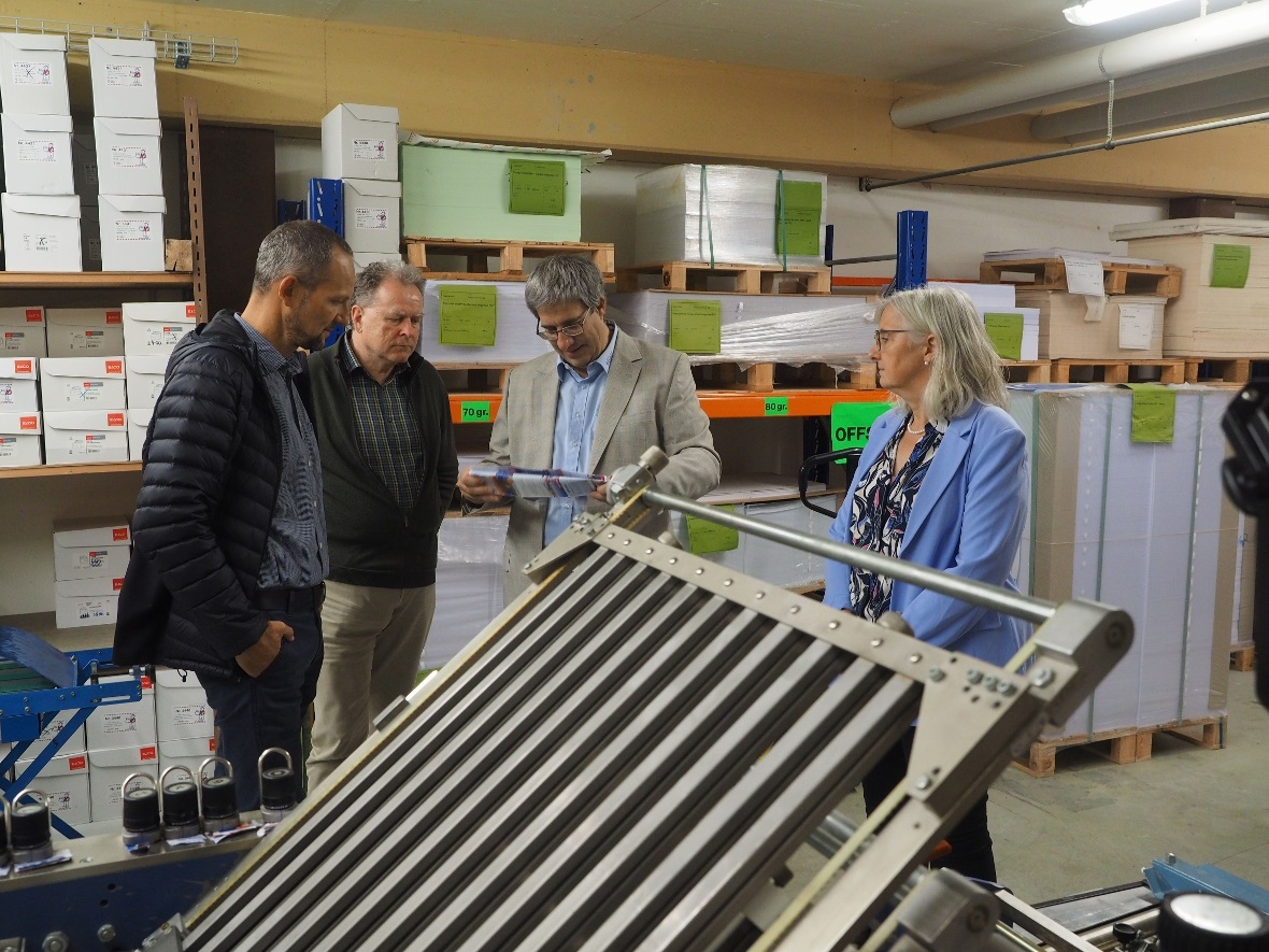 Inhaber Fabian Kopp erläutert den beiden Gemeindevertretern von St. Stephan, Pat...