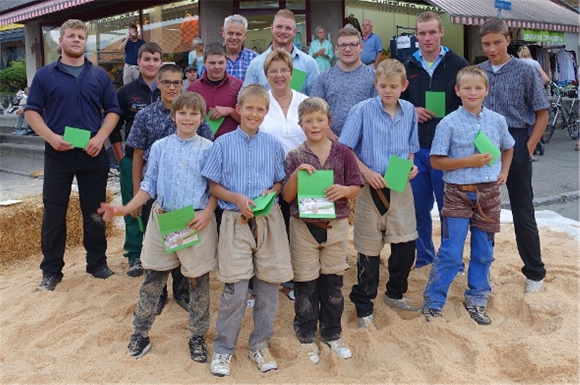 Initiantin Alice Wittwer umringt von den teilnehmenden Jung- und Aktivschwingern...