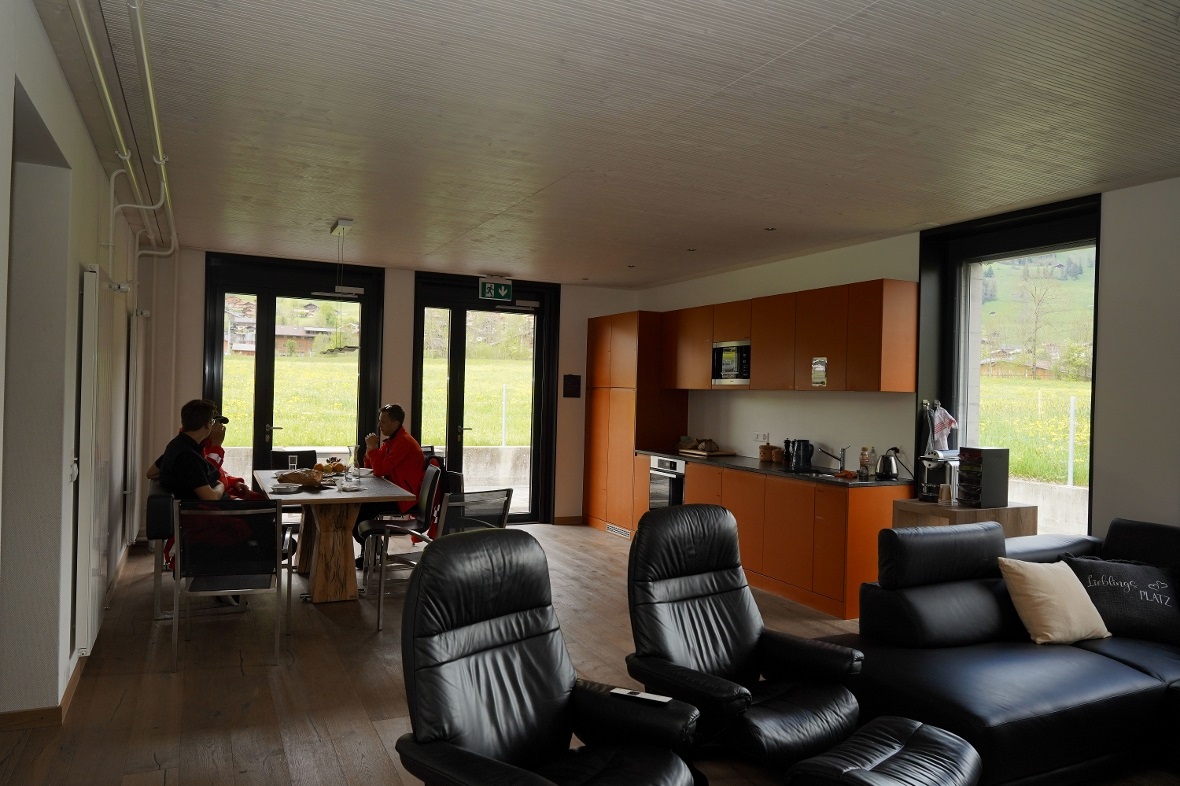 Innenansichten: Der Küchen- und Aufenthaltsbereich für die Rega-Crew in der Basi...