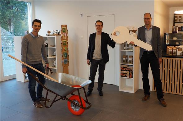 Institutionsleiter Markus Kindler mit dem Geschenk des Architekturbüros, Architekt Marko Göhre und Stiftungsratspräsident Matthias Brunner bei der Schlüsselübergabe in der neuen Cafeteria der Alpenruhe.