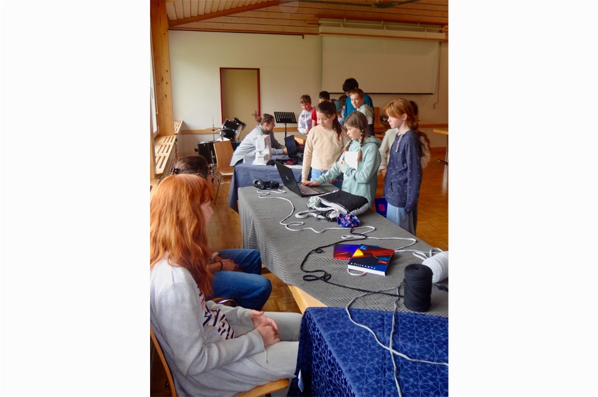 Interessiert schauen die Primarschüler:innen das E-Book an.