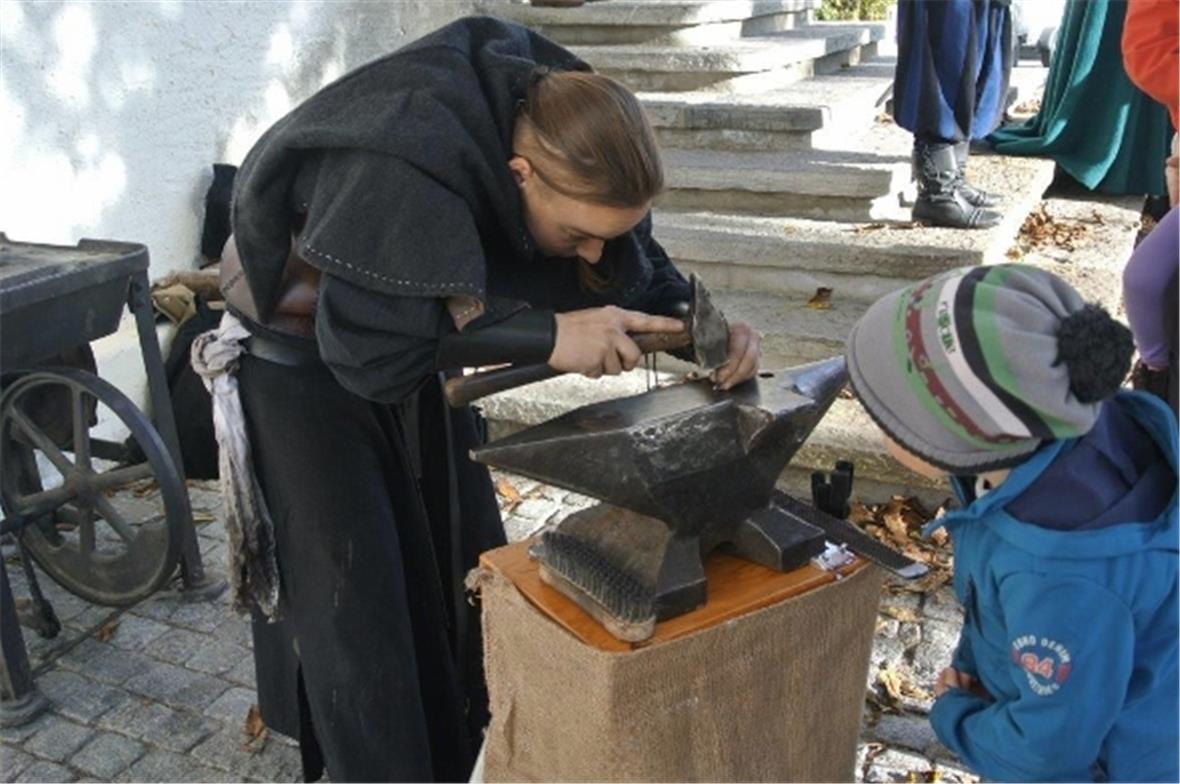Interessiert verfolgten die Kinder den Schmied bei der Arbeit.