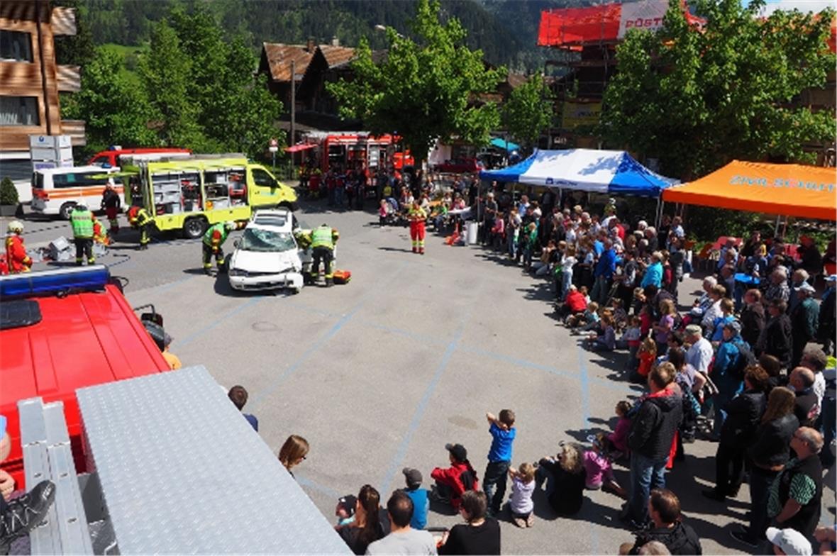 Interessiert verfolgten die zahlreichen Besucher, wie eine eingeklemmte Person a...