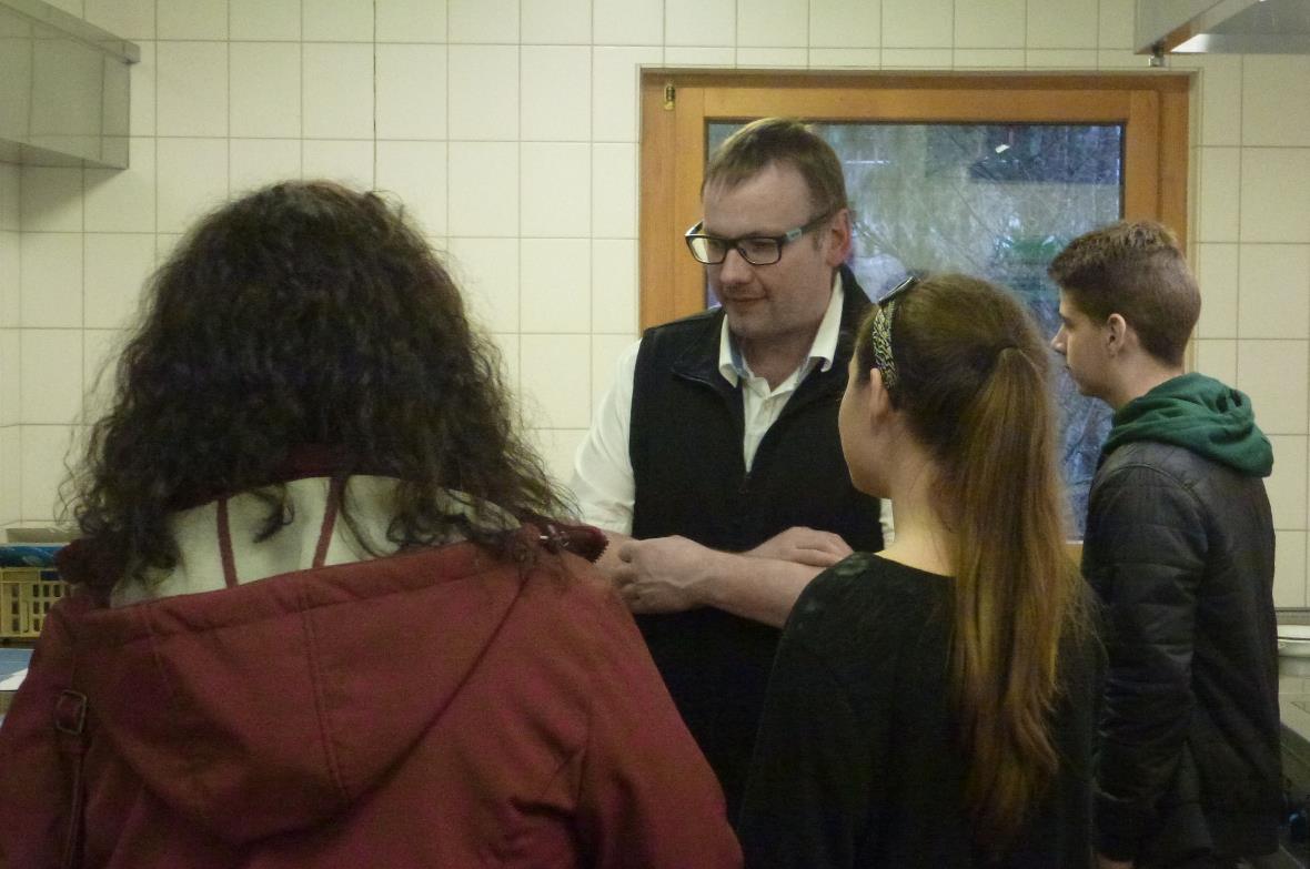 Interessierte an einer Kochlehre im Gespräch mit Matthias Regez.