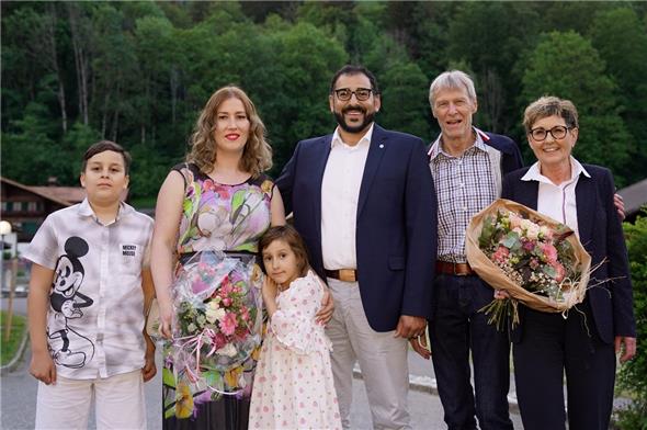 Internist und Kardiologe Mohammed Al Saad mit Familie wird in das Praxishaus einziehen - Robert Härri und Frau Silvia werden es nach jahrzehntelangem Wirken in der Gemeinde verlassen. 