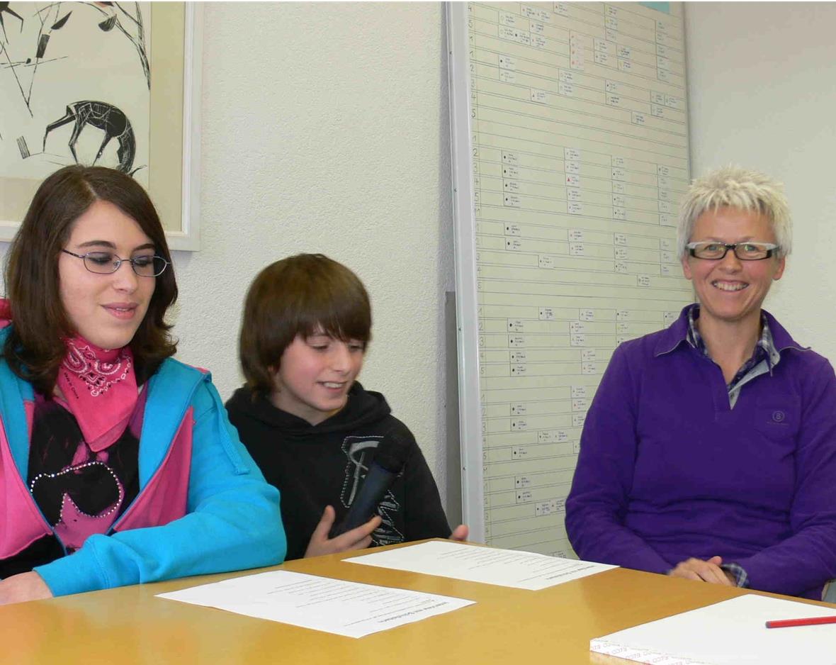 Interview mit Schulleiterin Rosemarie Allenbach. Mit geschickten Fragen erfährt das Reporterteam Lara und Alex mehr über die Aufgaben der Schulleitung.