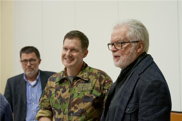 Investor und Verwaltungsratspräsident der Prospective Concepts Aeronautics AG Urs Baumann (vorn) mit Rolf Imoberdorf von der Luftwaffe, im Hintergrund Gemeindepräsident Albin Buchs.