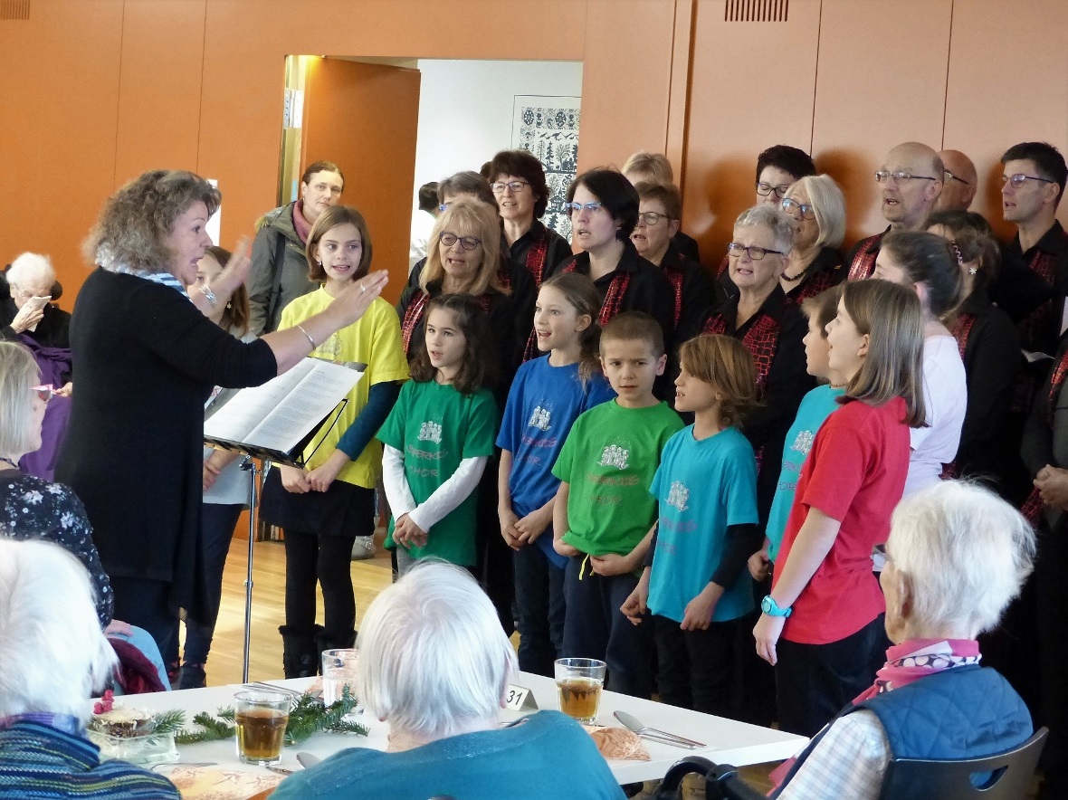 Iris Liechti-Diethelm lässt Kinder und Erwachsene gemeinsam singen.