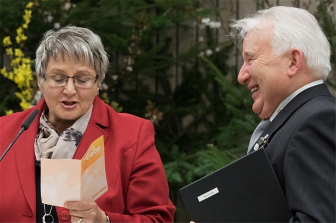 Irmgard Naumann, Vizepräsidentin des Schwäbischen Chorverbandes überreicht das G...