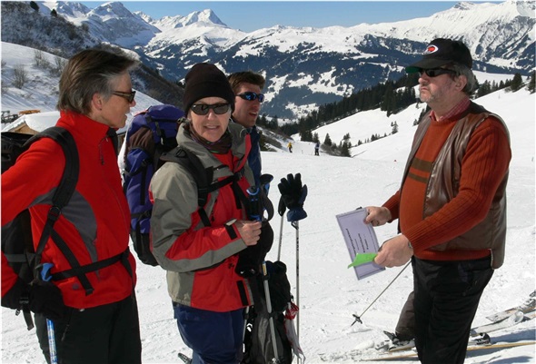 «Ist ihre Patrouille auch komplett?» Die Kontrollposten sind eine der wichtigsten Sicherheitsvorkehrungen mit fast 500 Läuferinnen und Läufer im Gebirge.