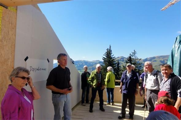 Jaap van Wagensfeld informiert die Besucher in einem der künftigen Zimmer mit Blick ins Saanenland.