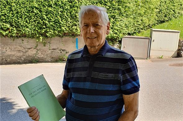 Jakob Wiedmer übergibt an die SIMMENTAL ZEITUNG ein aus den 60er Jahren stammendes, gebundenes Manuskript, einer eigens für die Simmentaler Bevölkerung hergestellten Zusammenstellung von Höhlenforschungsergebnissen.