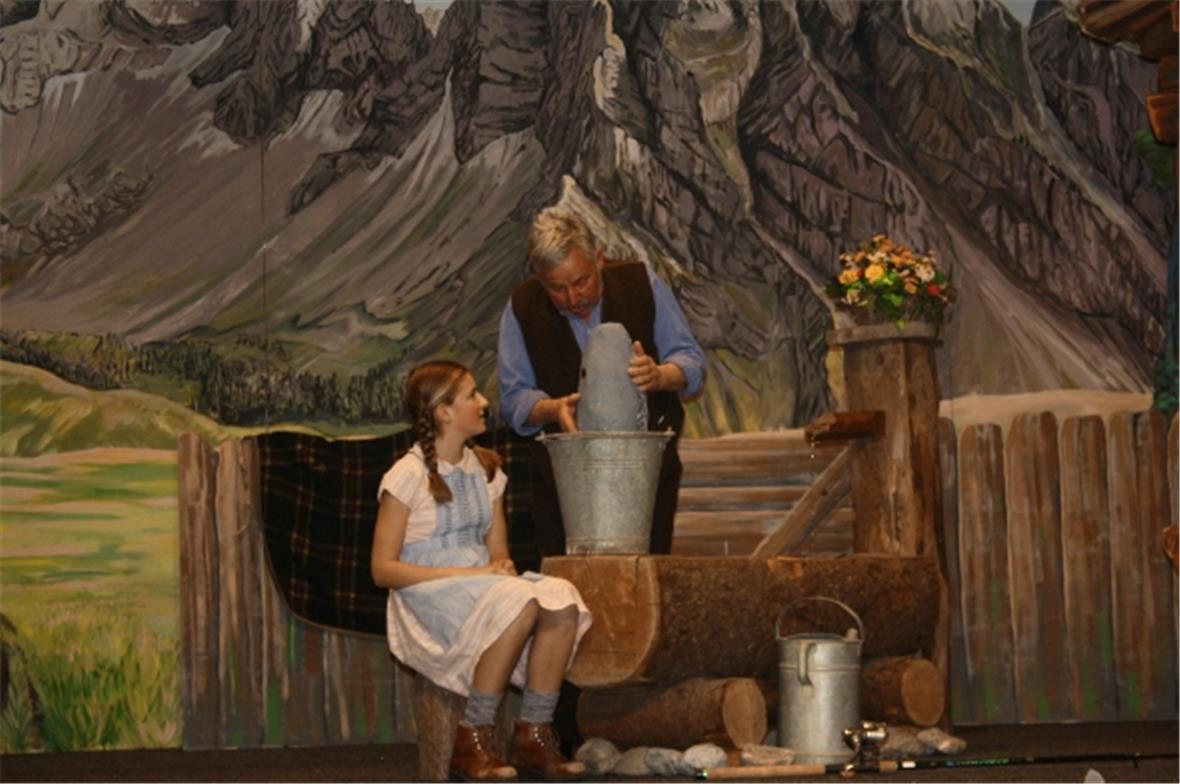 Jakob hat Glück und fängt einen ein Meter langen Hecht, den Enkelin Barbera begu...