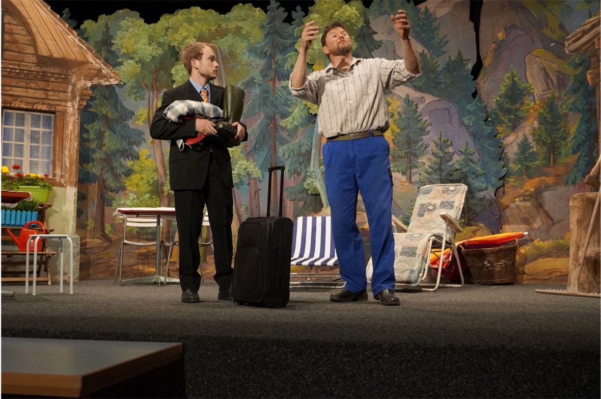 Jakob (rechts) überreicht Kurt Winter Stallkleider und erklärt, wie viel es auf ...