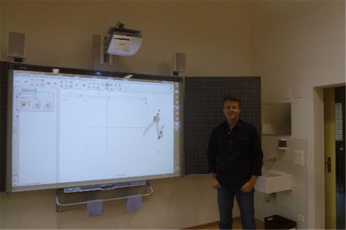 Jan Stalder, Lehrer, vor der neuen interaktiven Wandtafel.