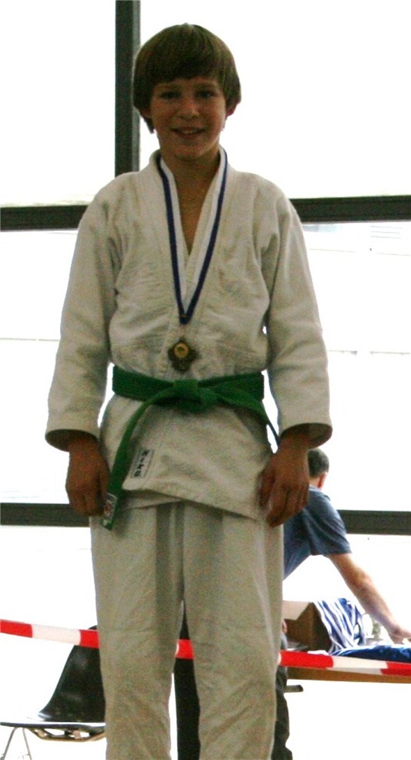 Jan von Känel gewinnt in der Kategorie Knaben bis 40kg die Goldmedaille.
