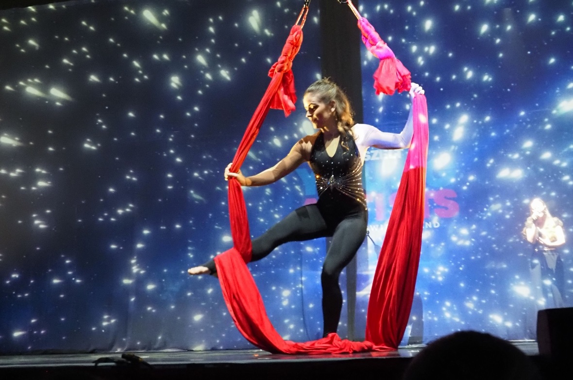 Janine Eggenberger schwebte sie mit dem rubinroten Vertikaltuch über die Köpfe d...