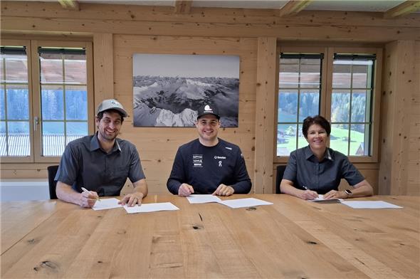 St. Stephan unterstützt Lars Rösti mit Trainingsnummern-Sponsoring Jannik Sager (Präsident St.Stephan Tourismus), Lars Rösi und Gemeinderätin Sonja Perren.