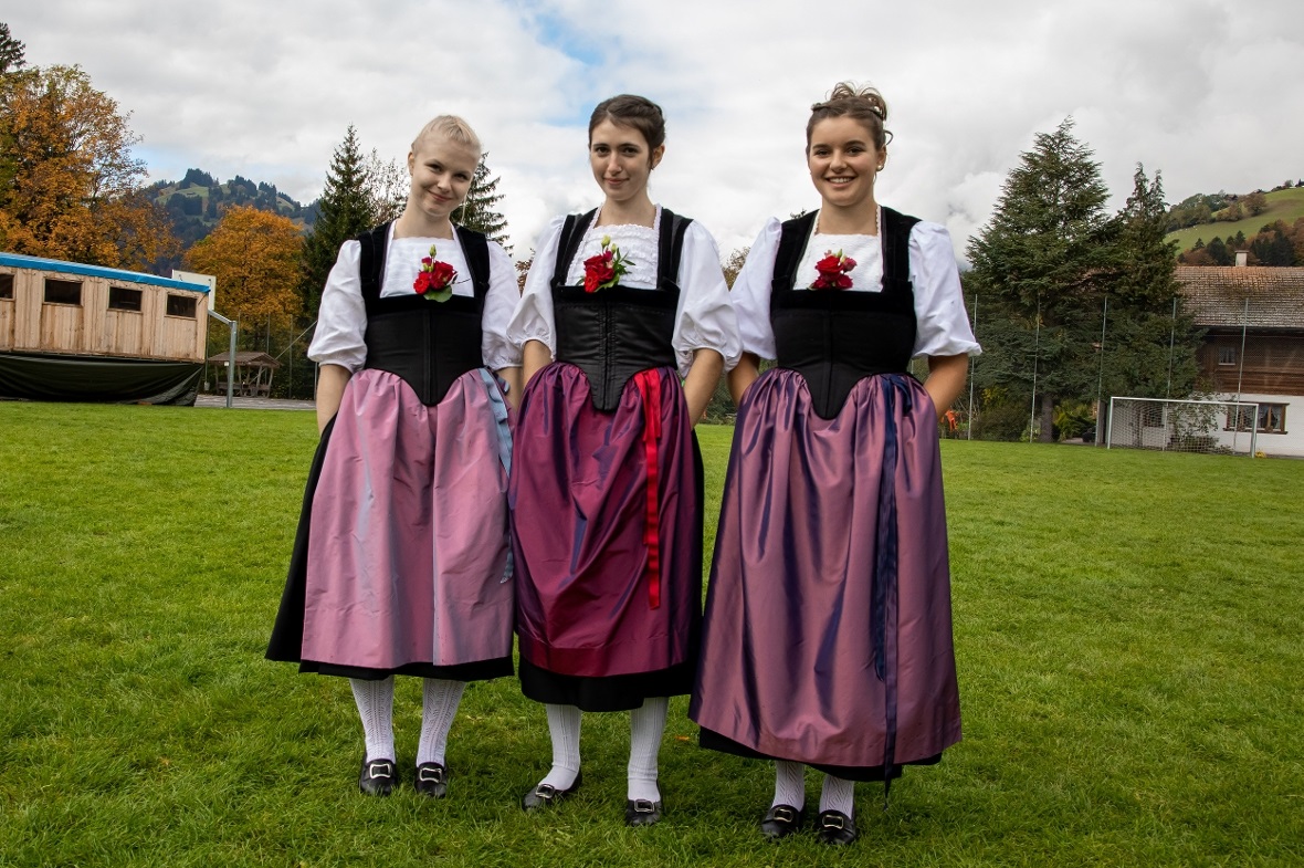 Jasmin Kurzen, Samira Knutti und Deborah Wäfler waren die Ehrendamen bei der Jub...