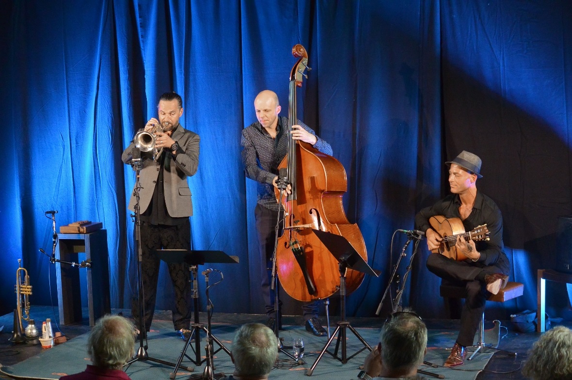 Jazz, Flamencoklänge bis hin zu klassischen Stücken: Das Trio mit Daniel Woodtli am Flügelhorn, Lorenz Beyeler am Kontrabass und Nick Perrin an der Gitarre begeisterte das Publikum in und bildete einen würdigen Saisonabschluss von Zweisimmen Jazz.