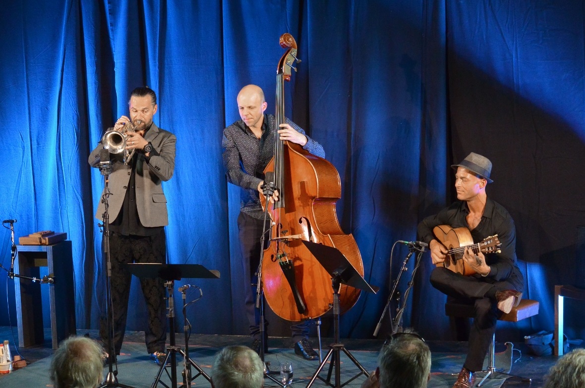 Jazz, Flamencoklänge bis hin zu klassischen Stücken: Das Trio mit Daniel Woodtli...
