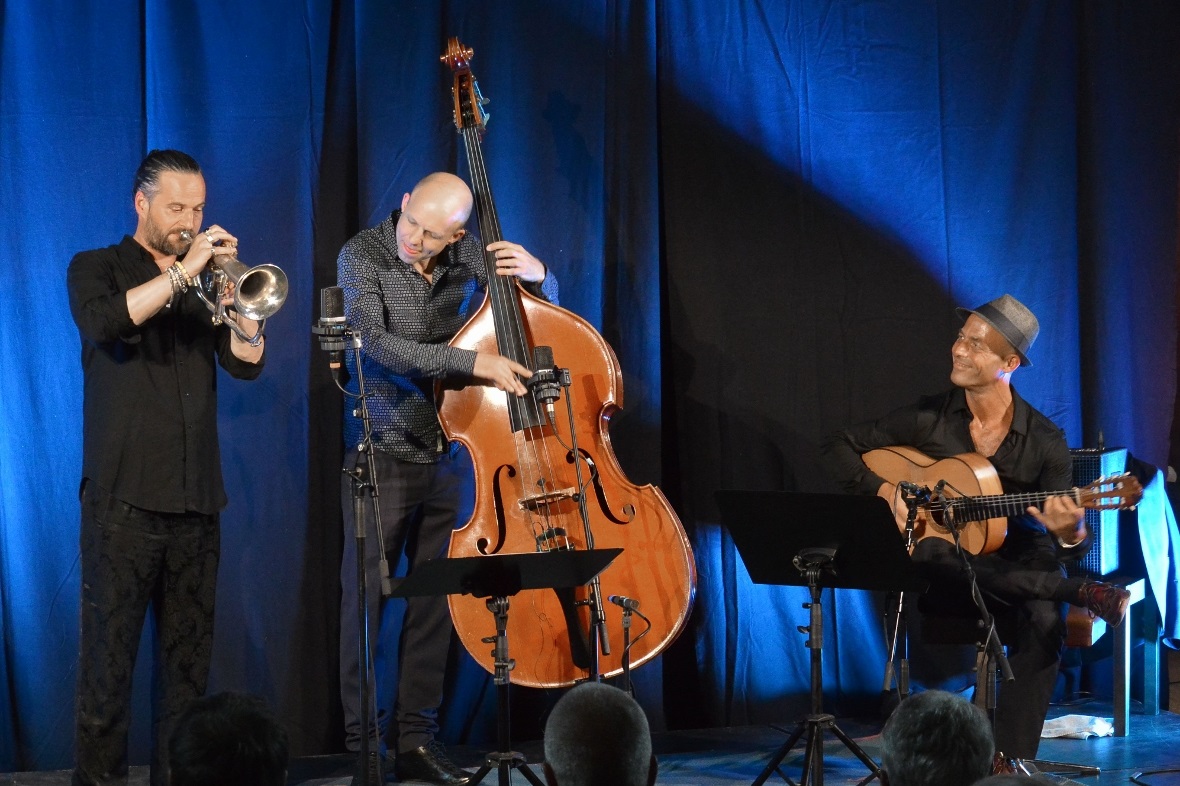 Jazz, Flamencoklänge bis hin zu klassischen Stücken: Das Trio mit Daniel Woodtli...