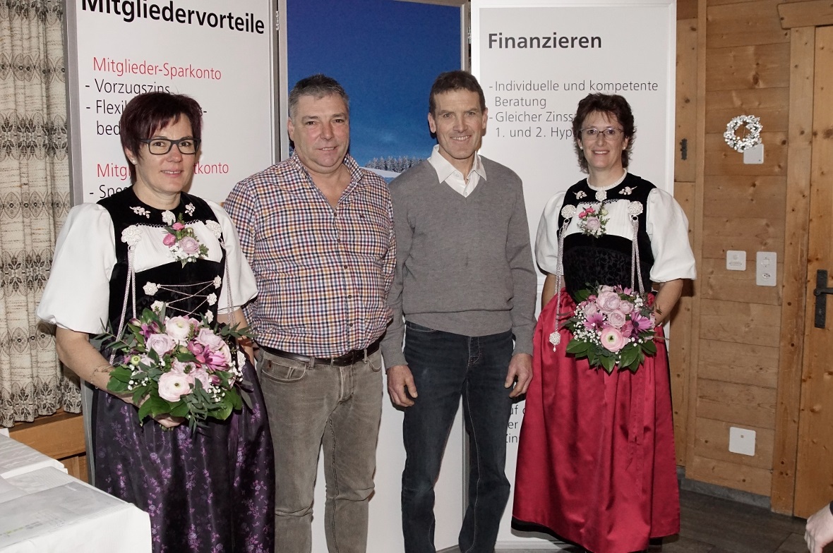 Jean-Marc Cottier aus Blankenburg (links) und Peter Schmid aus Wimmis sind an den Schweizermeisterschaften immer wieder Garanten für eine Medaille. Daneben die Ehrendamen Franziska Lehnherr (links) und Franziska Wenger.