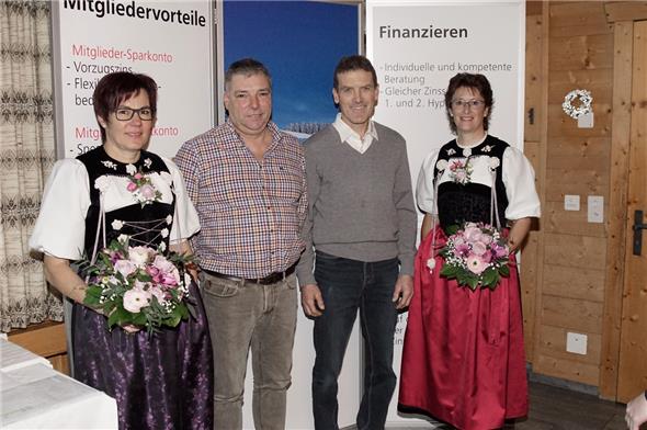 Jean-Marc Cottier aus Blankenburg (links) und Peter Schmid aus Wimmis sind an den Schweizermeisterschaften immer wieder Garanten für eine Medaille. Daneben die Ehrendamen Franziska Lehnherr (links) und Franziska Wenger.