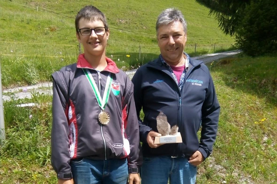 Jean-Marc Cottier freut sich zusammen mit dem Jungschützen Patrick Heim.