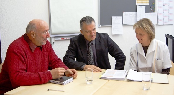 Jean-Pierre Beuret, Betriebsleiter Spital Zweisimmen, Bruno Guggisberg, CEO STS AG und Martina Gläsel, Standortleiterin Zweisimmen/Saanen im Gespräch: «Die Spitäler Zweisimmen und Saanen sind enger «vernabelt» als man denkt».