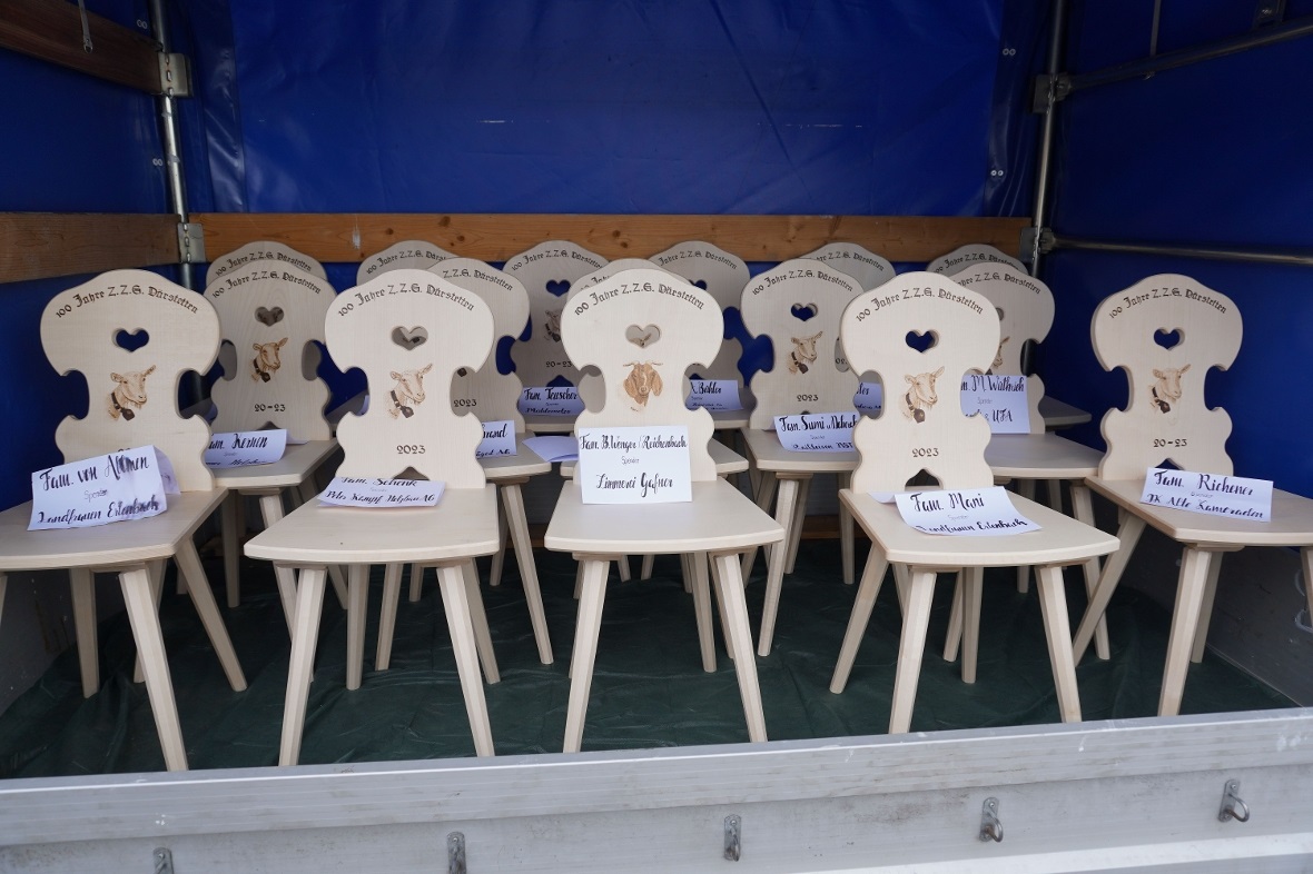 Jede Züchterfamilie erhielt eine schöne Stabelle.