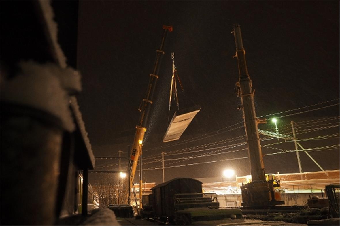 Jedes Brückenteil wird über die Fahrleitung gehoben.