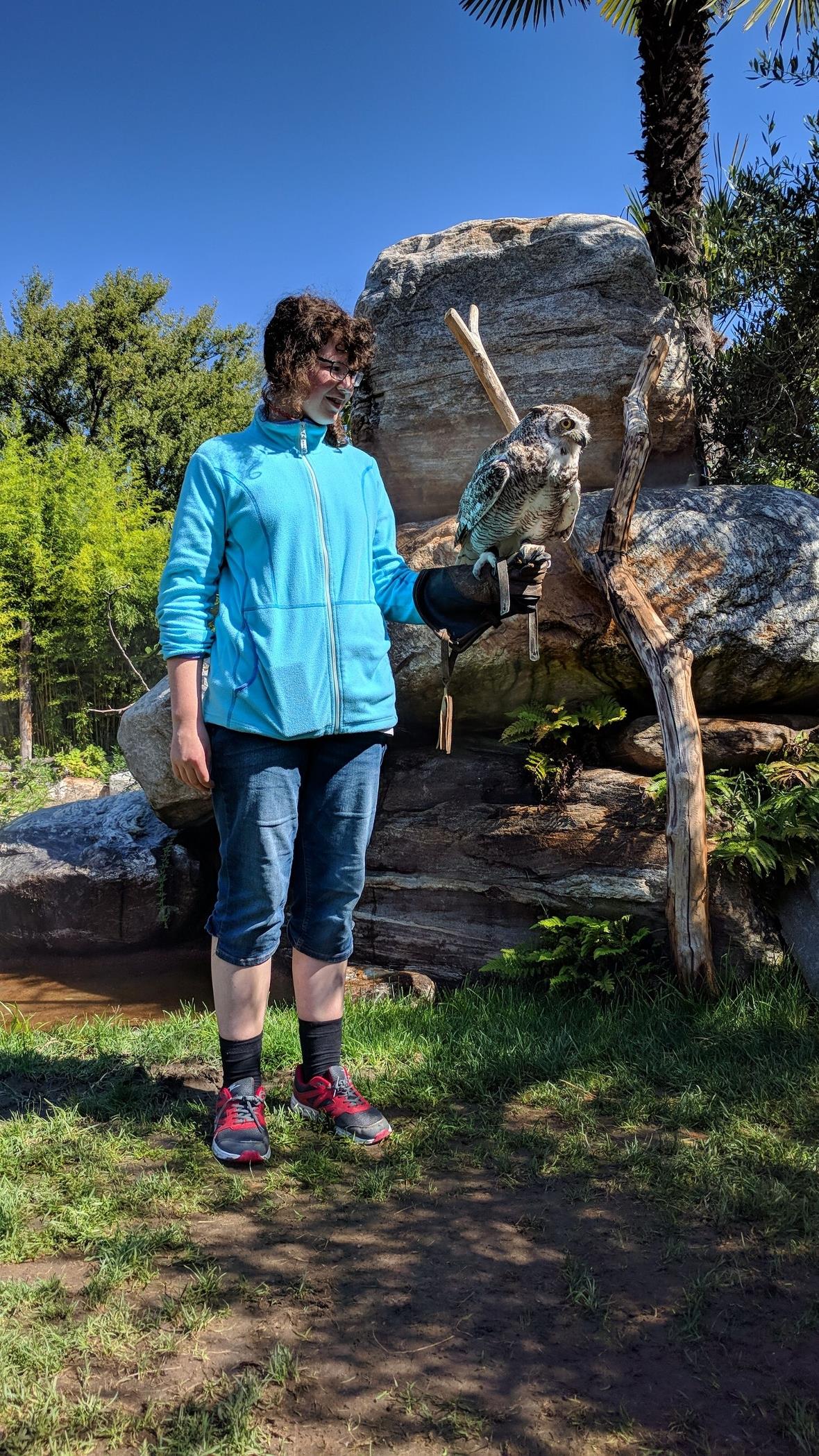 Jennifer mit einer Eule auf dem Arm.