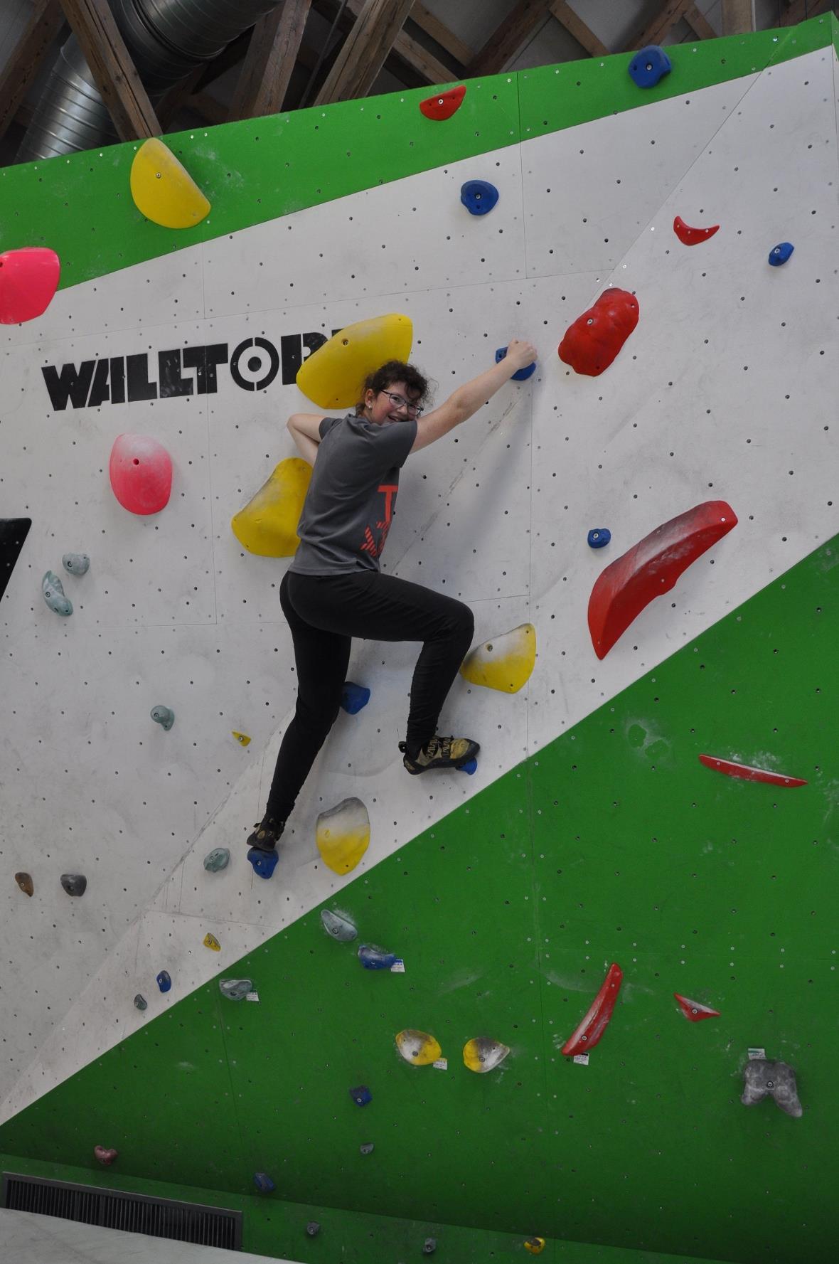 Jenny gefällt das Klettern.