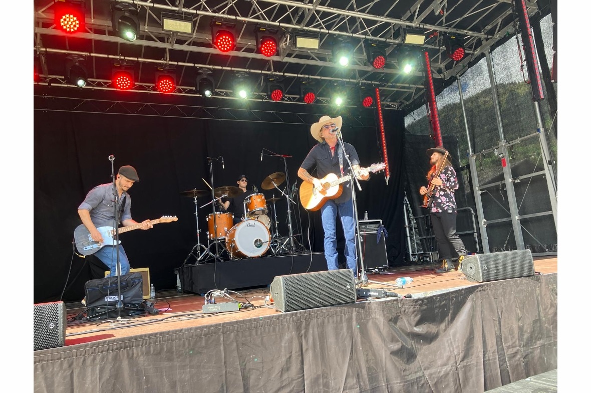 Jeremy McCombs aus Übersee spielte schnörkellosen Country.