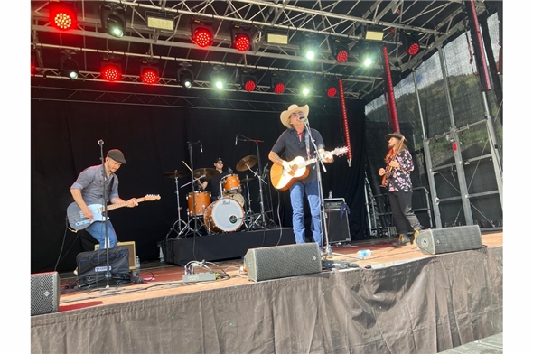 Jeremy McCombs aus Übersee spielte schnörkellosen Country.