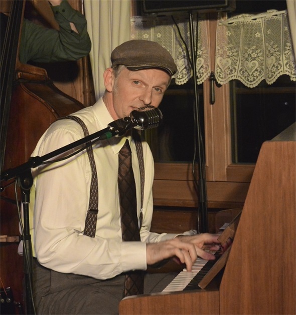 Jérôme de Carli im Hüsy Blankenburg, die Musik von Nat King Cole swingend, singend, spielend.