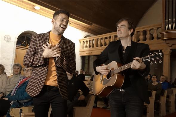 Jesse Ritch und Gitarrist Manfred Udry präsentierten einen Song mitten im Publikum und sangen ihn ohne Verstärkung «unplugged» im Kirchengang.